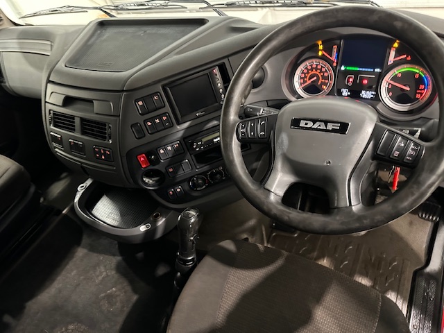 DAF XF 460 6×2 Rear Lift Tractor Unit Manual
