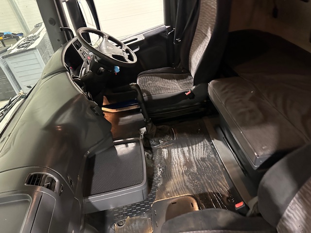 Scania R270 4×2 Sleeper Cab Box Van Manual