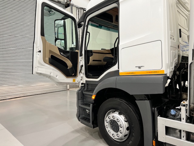 Mercedes Actros 1824 Sleeper Cab Curtainsider