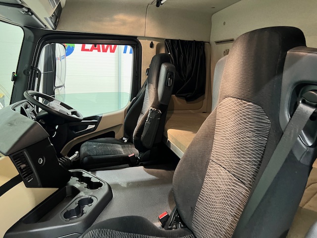Mercedes Actros 1824 4×2 Sleeper Cab Box Van