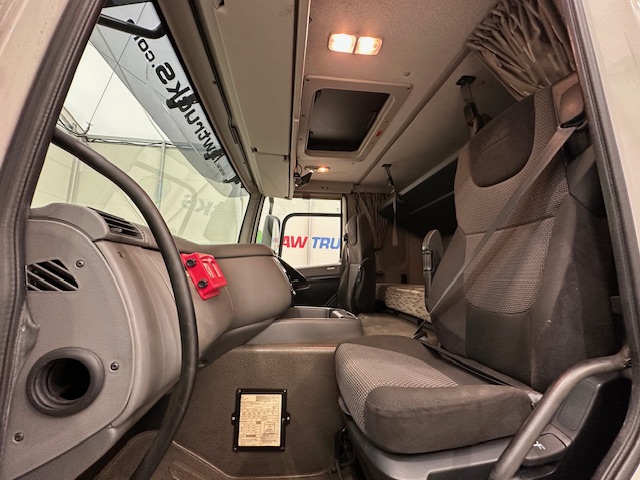 DAF CF 330 6×2 Rear Lift Sleeper Cab Curtainsider