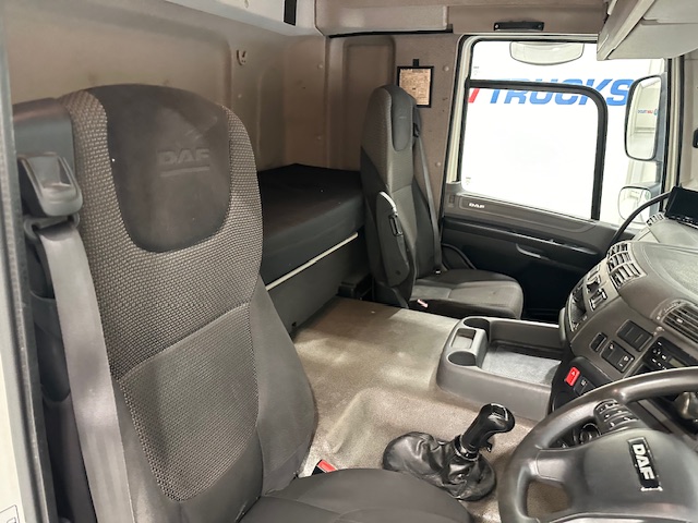 DAF CF 330 6×2 10 Tyre Sleeper Cab Curtainsider