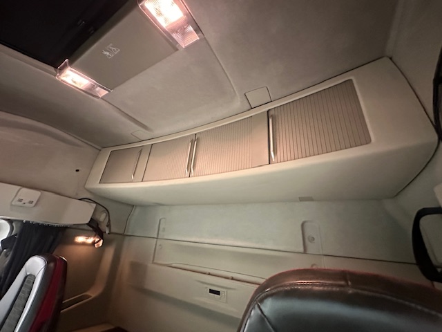 Volvo FH 460 Euro 5 6×2 Tractor Unit Safari Edition