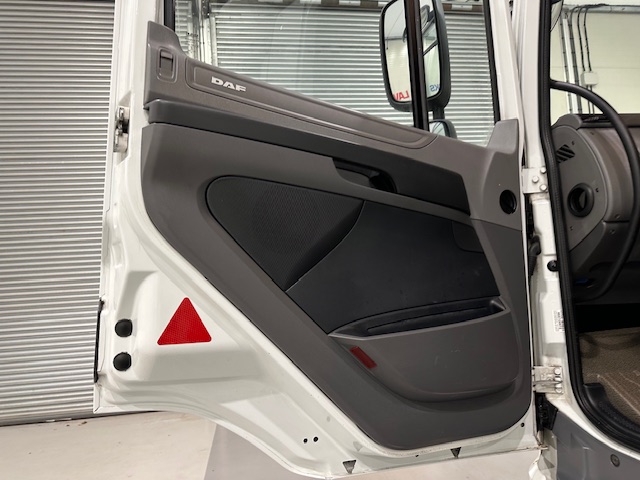 DAF CF 330 Rear Lift Day Cab Fridge Box