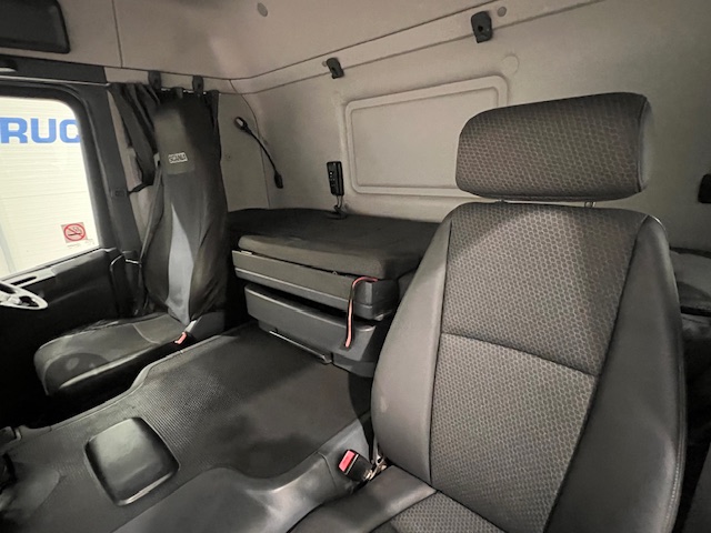 Scania P320 6×2 10 Tyre Rear Lift Insulated Box Van