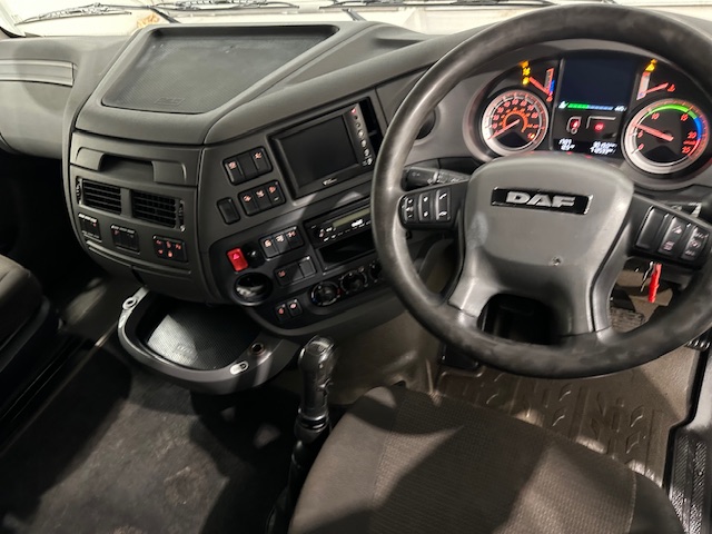 DAF XF 460 6×2 Rear Lift Tractor Unit Manual