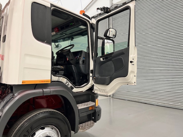 Scania P370 8×4 Rest Cab Hookloader Manual
