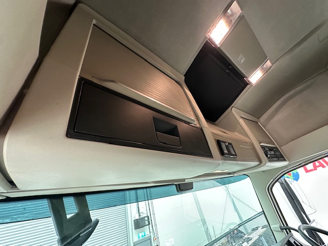 Volvo FH 460 Euro 5 6×2 Tractor Unit Safari Edition