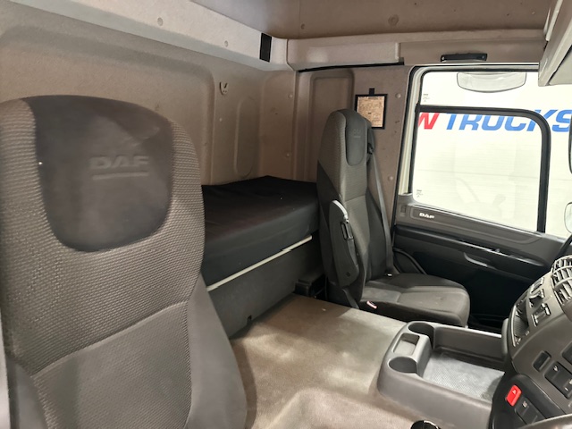 DAF CF 330 6×2 10 Tyre Sleeper Cab Curtainsider