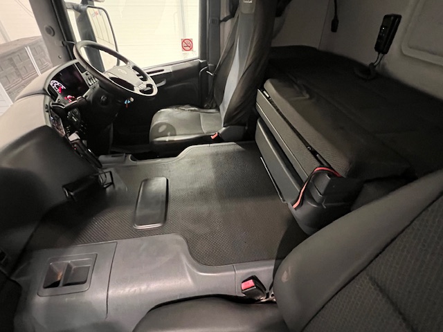 Scania P320 6×2 10 Tyre Rear Lift Insulated Box Van
