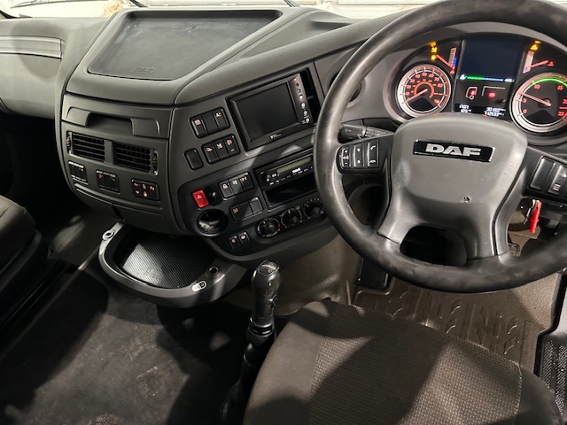 DAF XF 460 6×2 Rear Lift Tractor Unit Manual