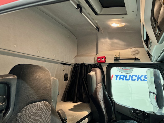 Mercedes Actros 2533 6×2 Sleeper Cab Curtainsider