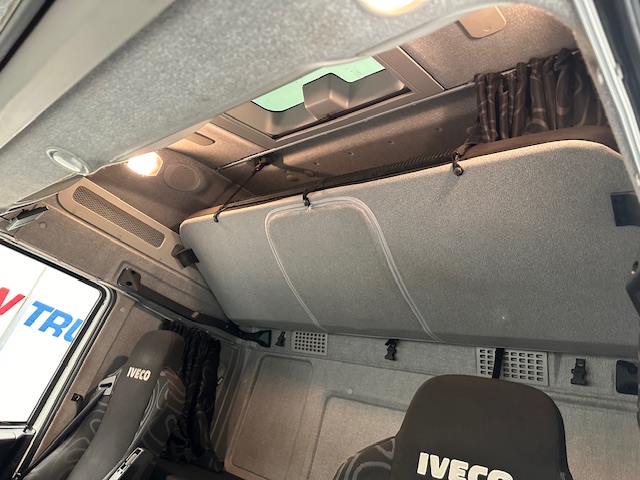Iveco Stralis 360 6×2 Rear Steer Curtainsider