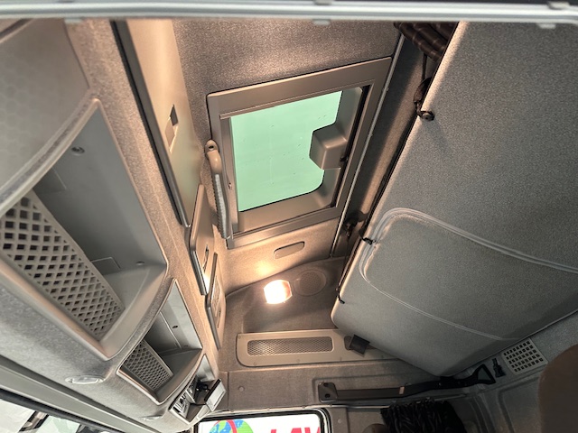 Iveco Stralis 360 6×2 Rear Steer Curtainsider