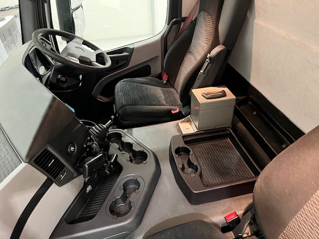 Mercedes Antos 1827 Day Cab Fridge Box