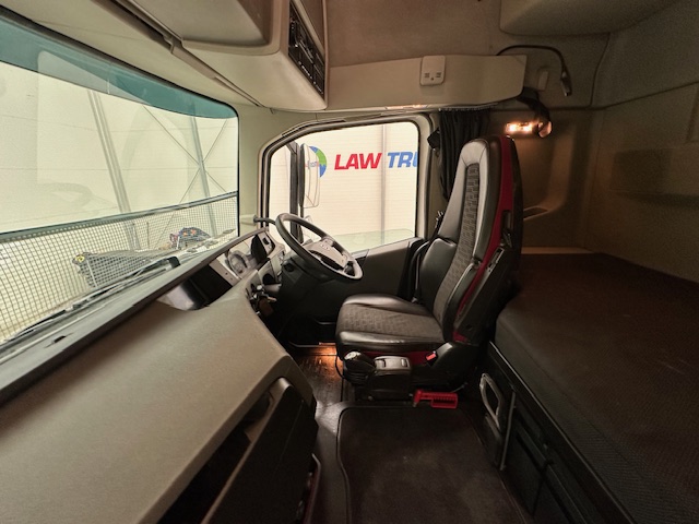 Volvo FH 460 Euro 5 6×2 Tractor Unit Safari Edition