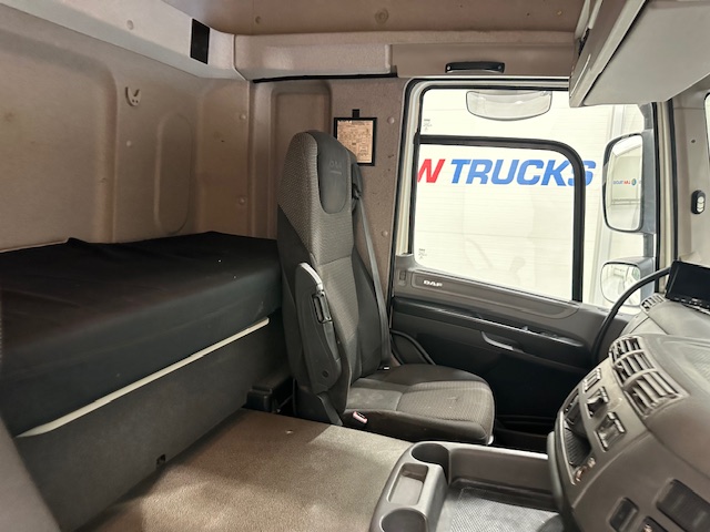 DAF CF 330 6×2 10 Tyre Sleeper Cab Curtainsider