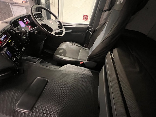 Scania P320 6×2 10 Tyre Rear Lift Insulated Box Van