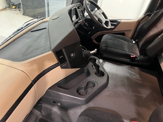Mercedes Actros 1824 4×2 Sleeper Cab Box Van