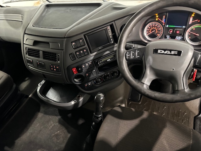 DAF XF 460 6×2 Rear Lift Tractor Unit Manual