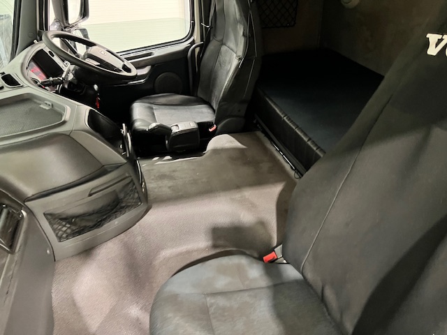 Volvo FM 330 6×2 Rear Lift Sleeper Cab Flatbed