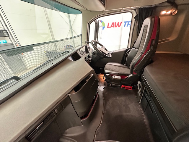 Volvo FH 460 Euro 5 6×2 Tractor Unit Safari Edition