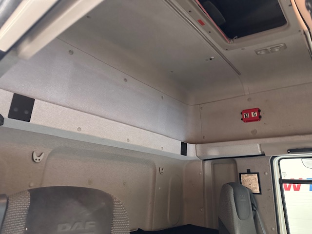 DAF CF 330 6×2 10 Tyre Sleeper Cab Curtainsider