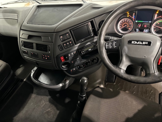 DAF XF 460 6×2 Rear Lift Tractor Unit Manual