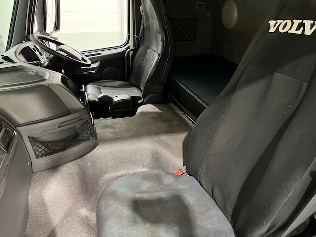 Volvo FM 330 6×2 Rear Lift Sleeper Cab Flatbed