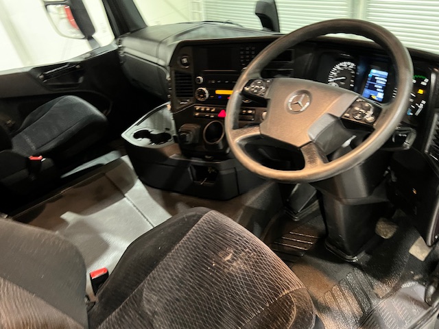 Mercedes Actros 2533 6×2 Sleeper Cab Curtainsider