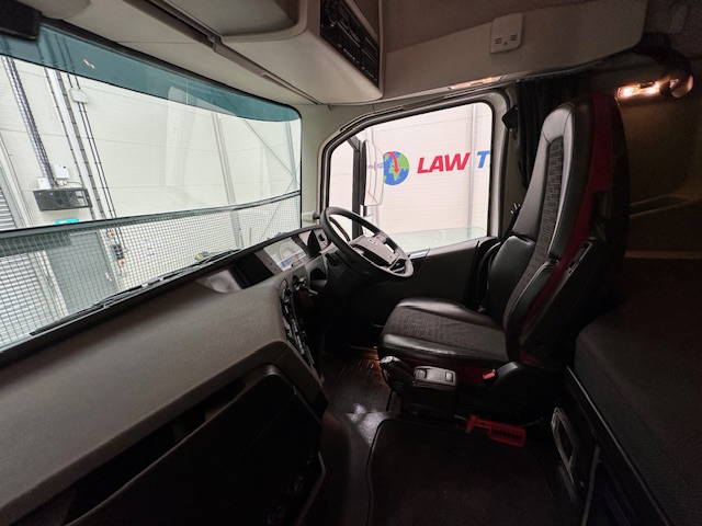 Volvo FH 460 Euro 5 6×2 Tractor Unit Safari Edition