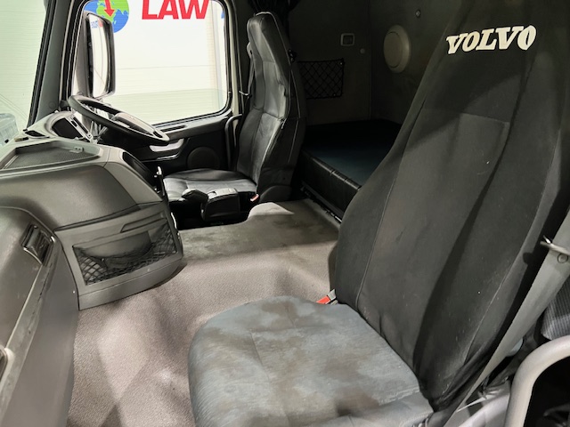 Volvo FM 330 6×2 Rear Lift Sleeper Cab Flatbed