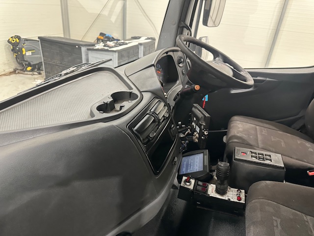 Mercedes Axor 2628 6×4 Day Cab Hookloader Gritter