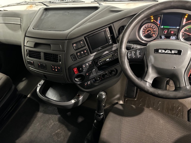 DAF XF 460 6×2 Rear Lift Tractor Unit Manual