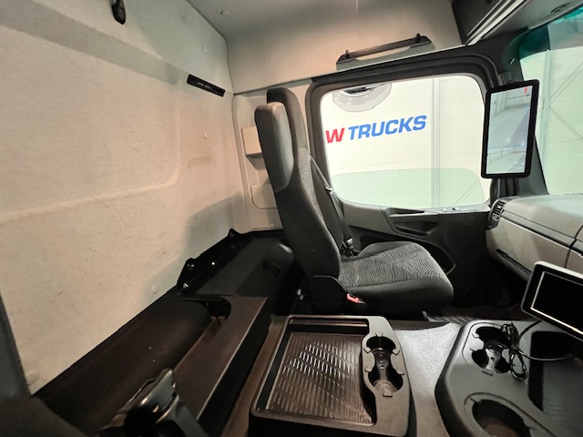Mercedes Actros 1824 Day Cab Curtainsider