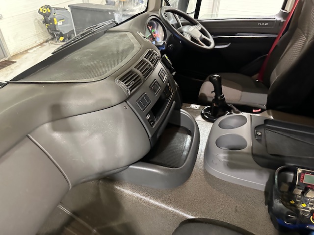 DAF CF 370 6×2 Rear Lift Dropside Brick Grab Manual