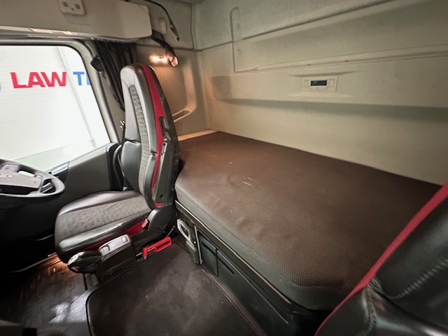 Volvo FH 460 Euro 5 6×2 Tractor Unit Safari Edition