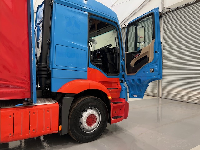 Mercedes Actros 2530 6×2 Sleeper Cab Curtainsider