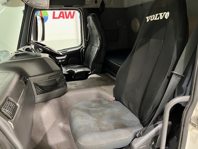 Volvo FM 330 6×2 Rear Lift Sleeper Cab Flatbed