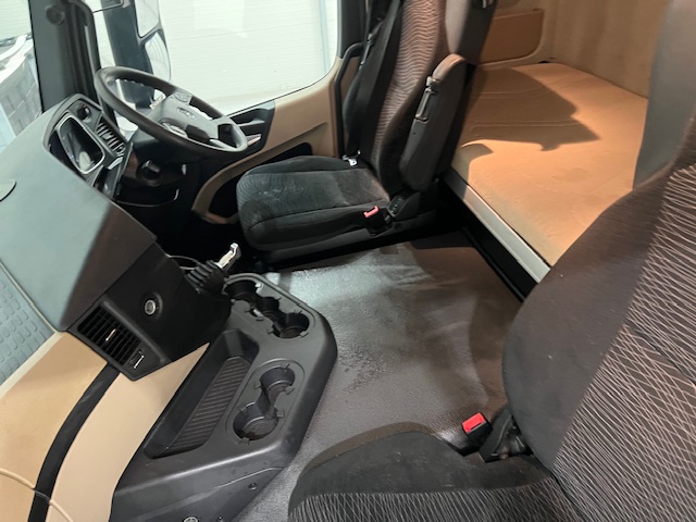 Mercedes Actros 1824 4×2 Sleeper Cab Box Van