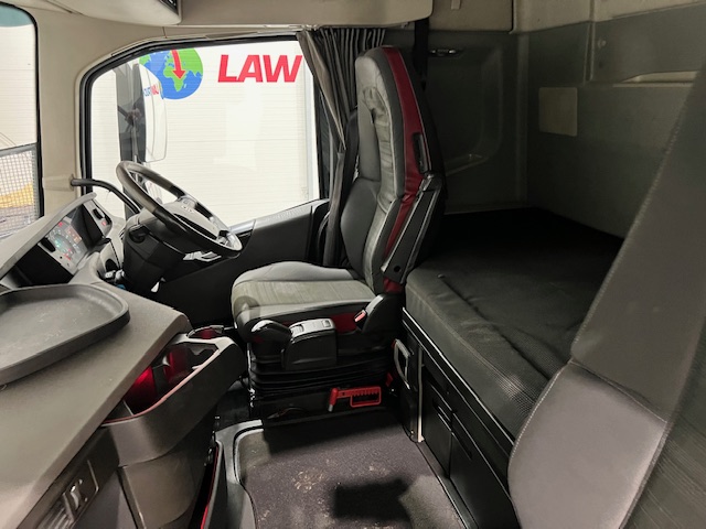 Volvo FH 500 6×2 Midlift Tractor Unit Safari Edition