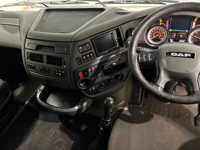 DAF XF 460 6×2 Rear Lift Tractor Unit Manual