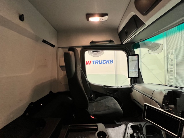 Mercedes Actros 1824 Day Cab Curtainsider