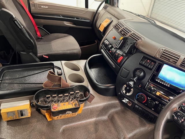 DAF CF75 310 6×2 Day Cab Dropside Crane