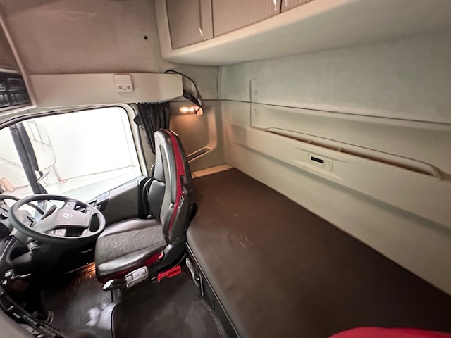 Volvo FH 460 Euro 5 6×2 Tractor Unit Safari Edition