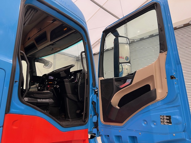 Mercedes Actros 2530 6×2 Sleeper Cab Curtainsider