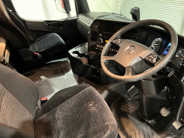 Mercedes Actros 2533 6×2 Sleeper Cab Curtainsider