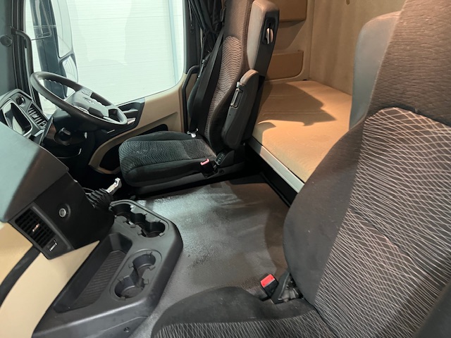 Mercedes Actros 1824 4×2 Sleeper Cab Box Van