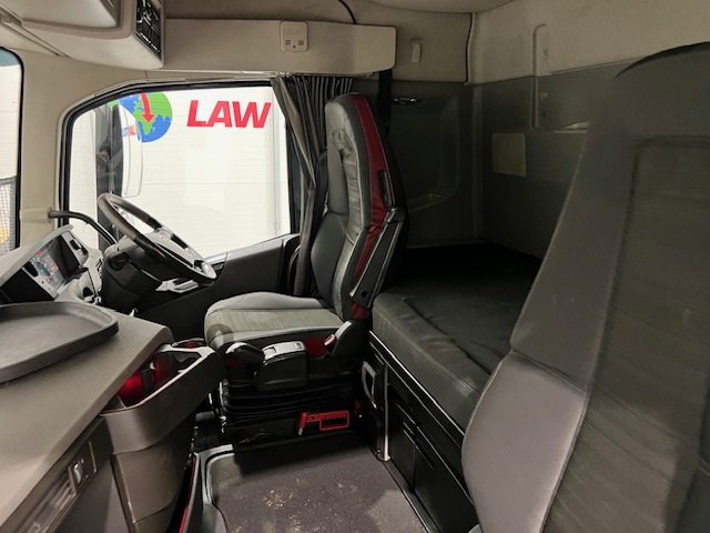 Volvo FH 500 6×2 Midlift Tractor Unit Safari Edition