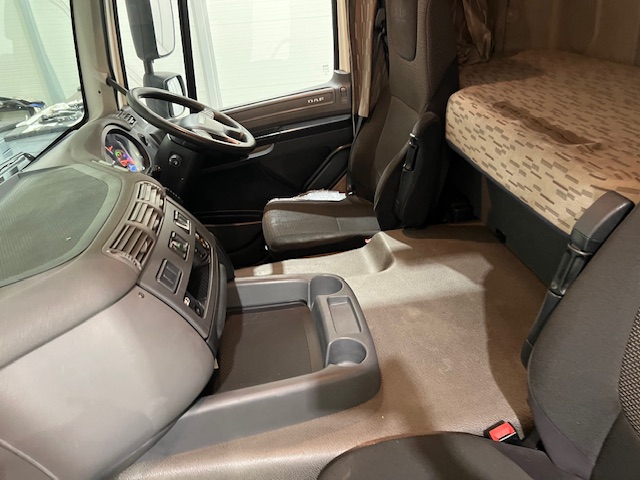 DAF CF 250 4×2 Sleeper Cab Curtainsider